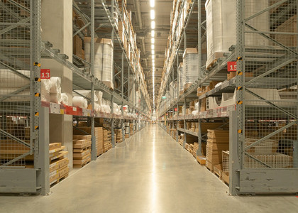 杂货店货架上的建材与工具 从锤子到储藏的智慧选择